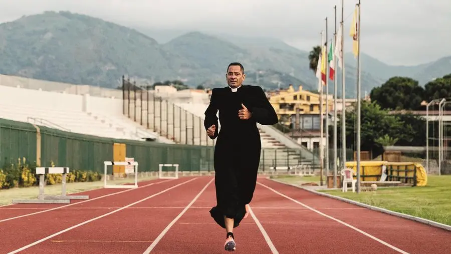 «Sono un prete che corre: la maratona è un esercizio spirituale»