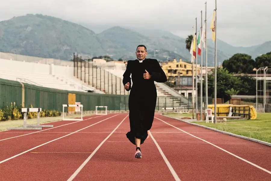Don Vincenzo Puccio, sacerdote a Barcellona Pozzo di Gotto (Messina): nel 2022, agli Europei Master di Grosseto, ha vinto l\\'argento a squadre in mezza maratona e il bronzo individuale di categoria nei 1o km. La foto \\u00E8 di Stefano Guindani.