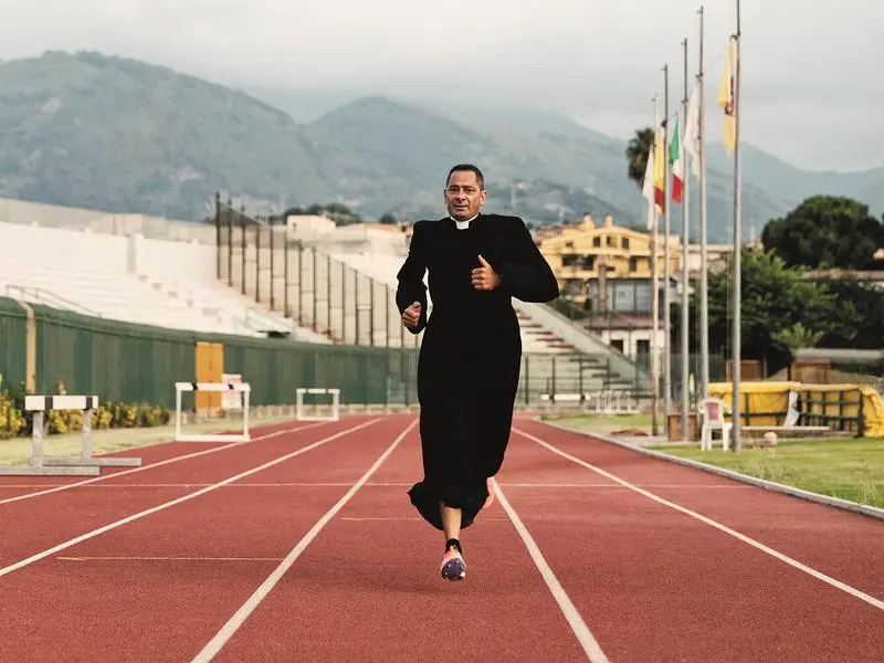 «Sono un prete che corre: la maratona è un esercizio spirituale»
