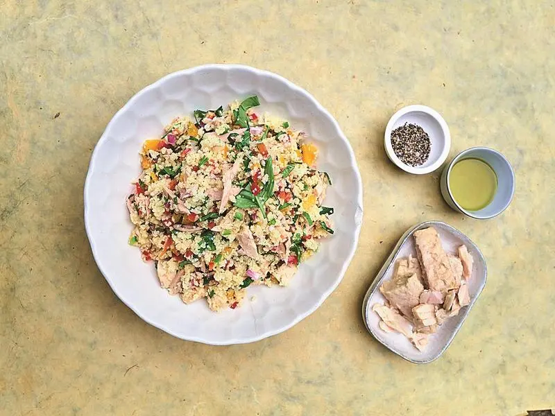 Insalata di cous cous integrale con tonno