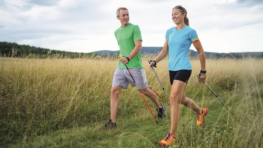 Nordic walking, la camminata con i bastoncini che tonifica anche le braccia