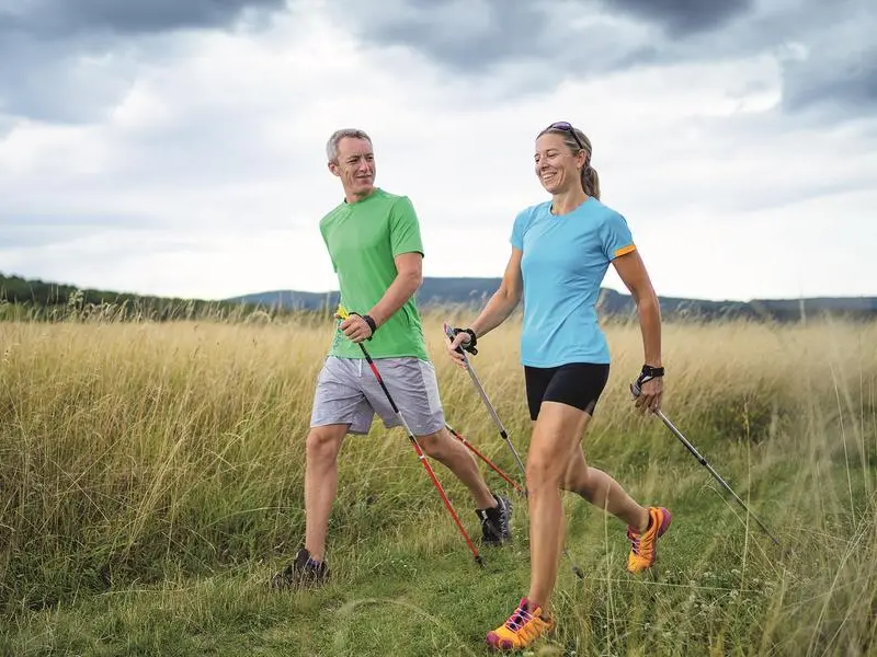 Nordic walking, la camminata con i bastoncini che tonifica anche le braccia