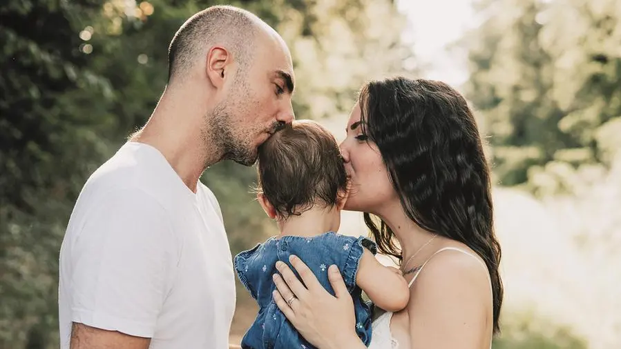 La storia di Benedetta: «Mastectomia totale a 25 anni… Ma oggi sono felice con il mio uomo e le mie bambine»