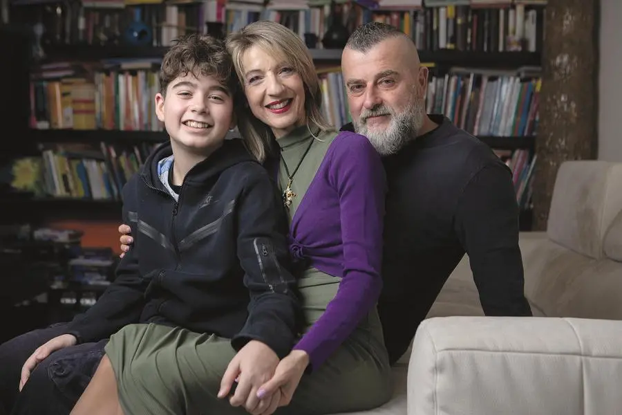 Emanuela De Giorgi col figlio Cesare, guarito dalla sindrome di Guillain-Barr\\u00E9, e il marito Francesco Sforza (foto di Sakis Lalas)