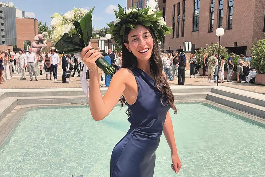 <p>Vanessa Ciriaco, 23 anni, il giorno della sua laurea in Comunicazione, media e pubblicit&agrave; all&#39;Universit&agrave; Iulm di Milano (luglio 2024). A 11 anni ha scoperto di avere la porpora trombocitopenica idiopatica, una rara patologia autoimmune che colpisce le piastrine.</p>\\n