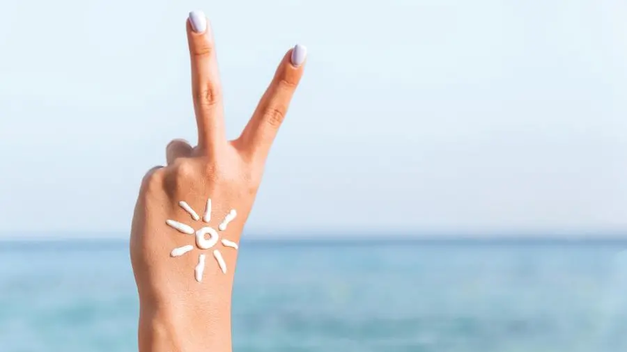 Crema solare su viso e collo: vale la regola delle due dita