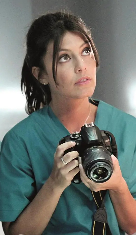 Dai nove libri di Gazzola dedicati ad Alice Allevi, specializzanda in Medicina legale, sono state tratte tre stagioni della serie L’allieva, su Raiuno, con Alessandra Mastronardi nel ruolo della protagonista (foto di P. Bruni).