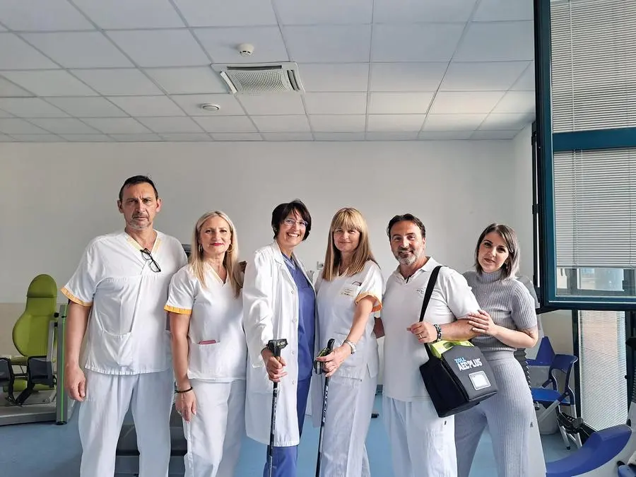 Il team del centro milanese Santa Maria Nascente della Don Gnocchi impegnato nel progetto di riabilitazione con il nordic walking. Da sinistra, gli infermieri Michele Manzi e Irina Petcu, il medico internista Anna Torri che conduce la ricerca, gli altri infermieri Stefania Maletti, Aldo Bulzis e Alessandra Tirrito.
