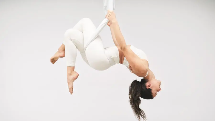 Antigravity yoga, la moda dei movimenti in sospensione sulle amache