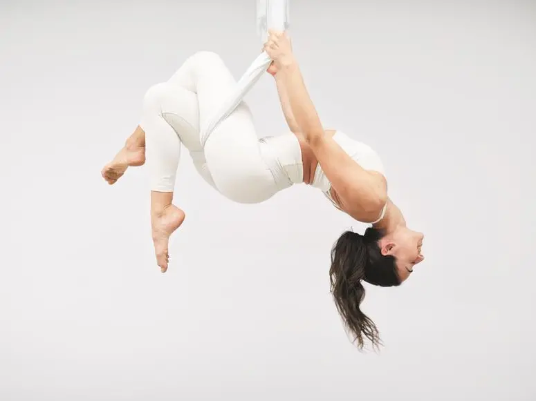 Antigravity yoga, la moda dei movimenti in sospensione sulle amache