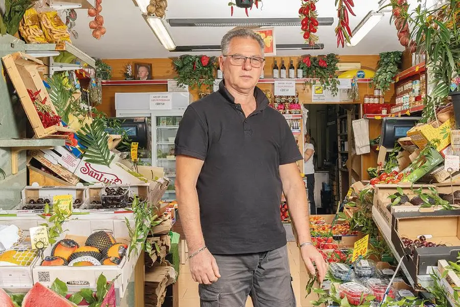Sabino Colangelo nel suo negozio di ortofrutta di Milano: a BenEssere ha raccontato di essere stato colpito da otomicosi. La foto \\u00E8 di Manuel Cicchetti.