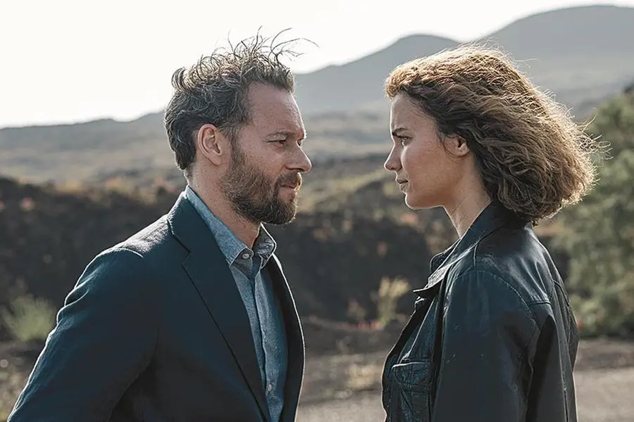 Giusy Buscemi (qui con Giorgio Marchesi) interpreta Vanina Guarrasi nella serie tv su Canale 5. Foto di Valentina Glorioso