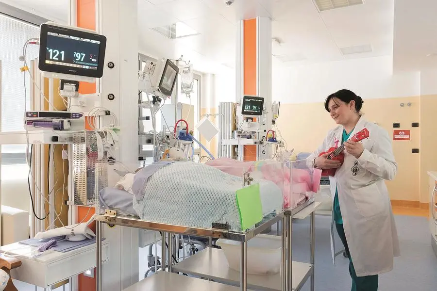 La musicoterapeuta Barbara Sgobbi mentre suona nel reparto di Terapia intensiva neonatale dell\\u2019ospedale Filippo Del Ponte di Varese