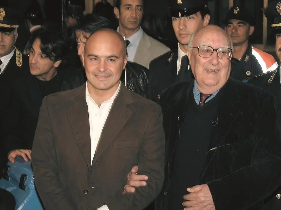 Zingaretti e Camilleri sorridenti a braccetto: fra attore e scrittore nacque un rapporto di amicizia.