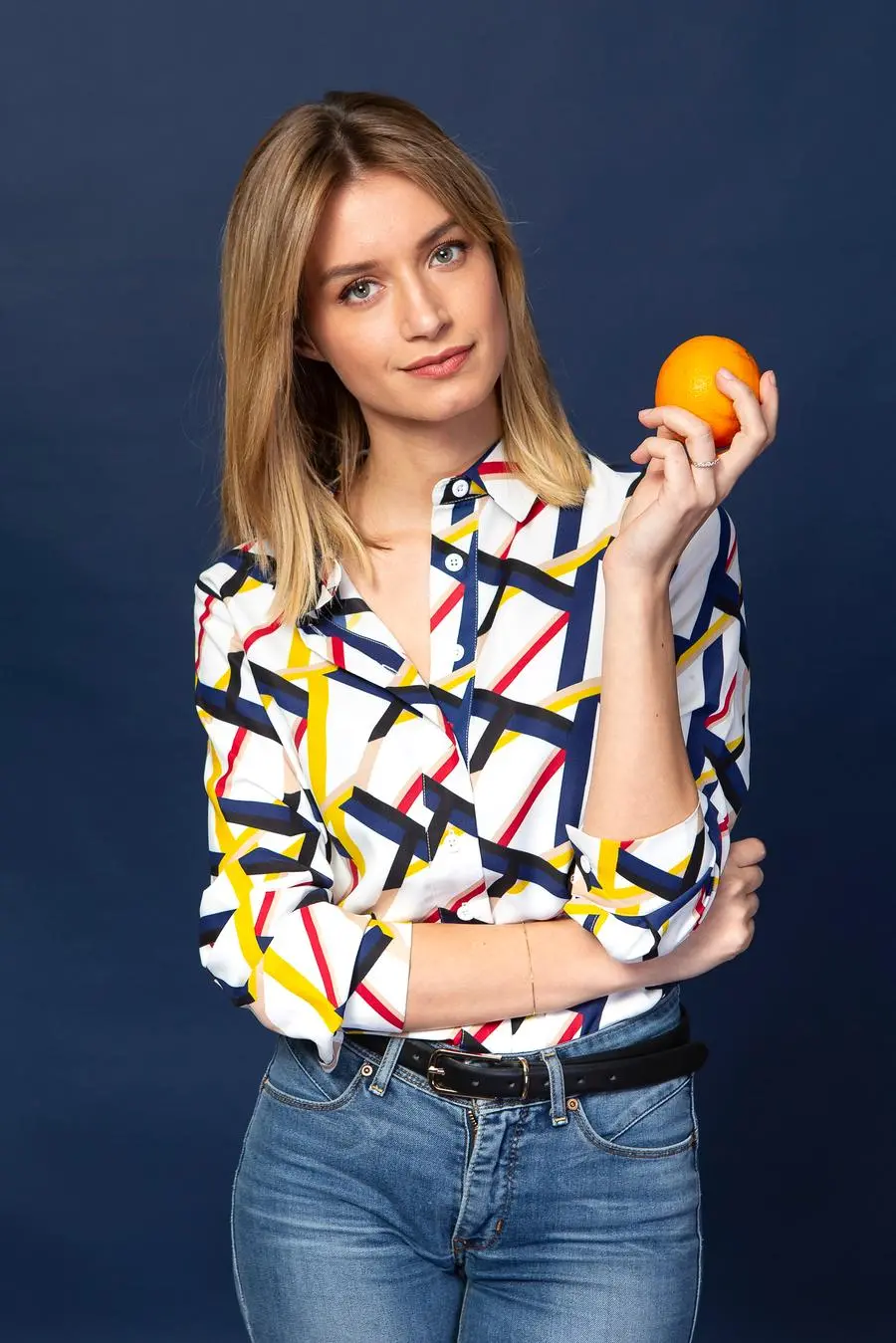 L'attrice Giulia Arena è tra le testimonial dell'iniziativa \\\"le arance della salute\\\" dell'Airc (foto di Alberto Gottardo): sabato 24 gennaio volontarie e volontari distribuiscono in circa tremila piazze italiane reticelle di arance rosse (donazione minima 13 euro), vasetti di marmellata di arance rosse (donazione minima 8 euro) e vasetti di miele di fiori d'arancio (donazione minima 10 euro). Per trovare la piazza: arancedellasalute.airc.it