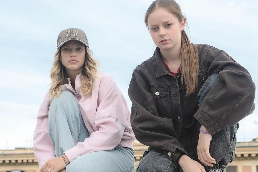 Le attrici Margherita Buoncristiani (a sinistra) e Federica Pala in una scena del film tv \"Qualcosa di lilla\", in cui interpretano due ragazze con bulimia (foto di Francesco Marino).