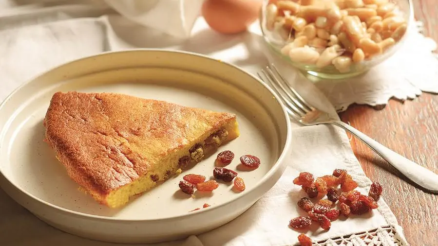 Torta dolce di fagioli, uvetta e mandarini