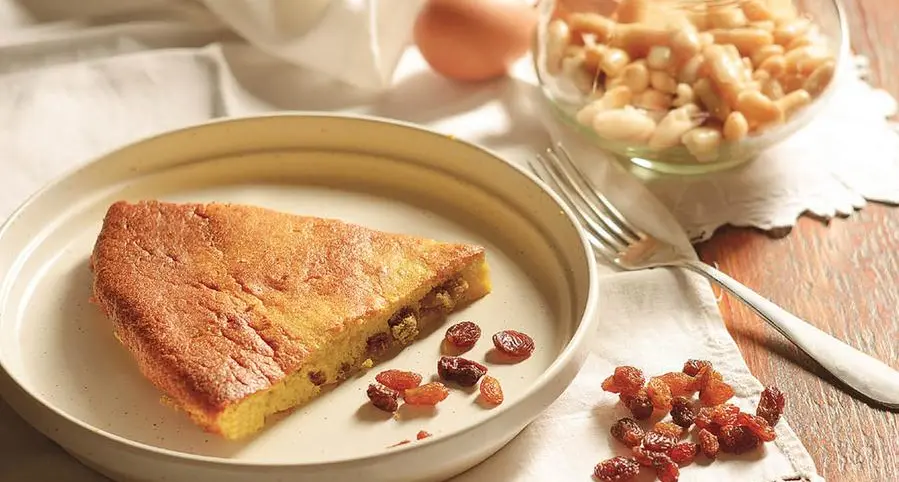 Torta dolce di fagioli, uvetta e mandarini