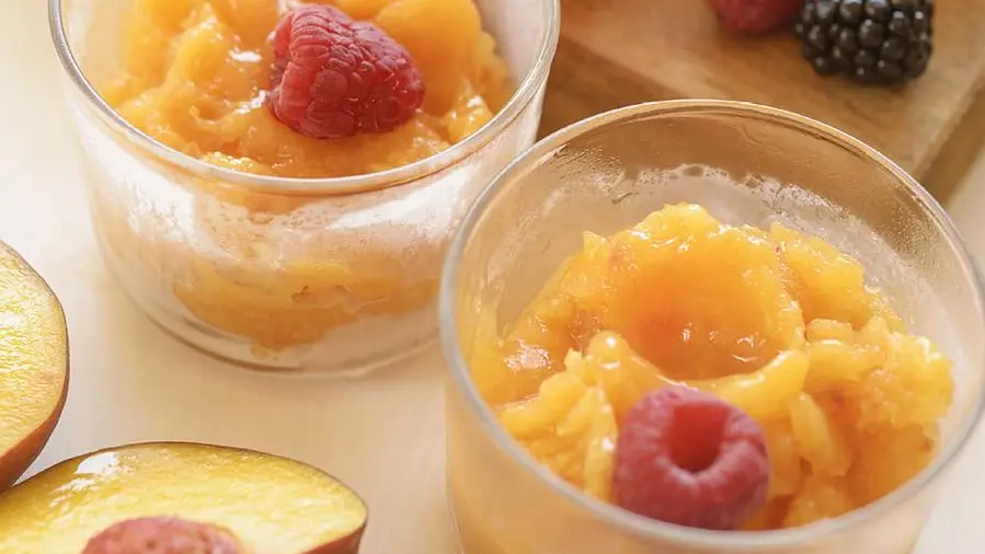 Sorbetto di pesche e frutti di bosco