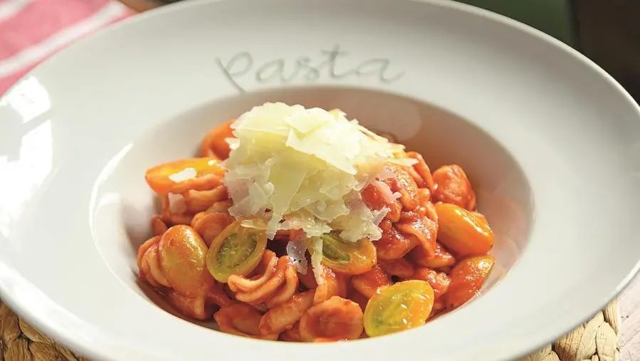 Orecchiette ai\u202Fdatterini gialli e\u202Fsalsa di\u202Fpomodoro fresco con scaglie di pecorino