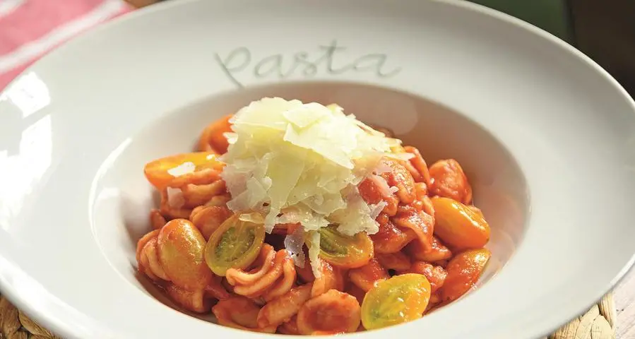 Orecchiette ai\u202Fdatterini gialli e\u202Fsalsa di\u202Fpomodoro fresco con scaglie di pecorino