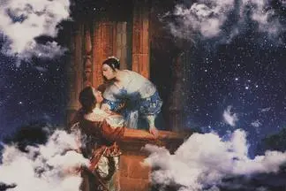 <p>Particolare di una scena di <em>Un bacio senza tempo</em>, opera immersiva fino al 21 settembre al Teatro Ristori di Verona, che unisce il celebre <em>Bacio </em>di Klimt al mito di Romeo e Giulietta.</p>\\n