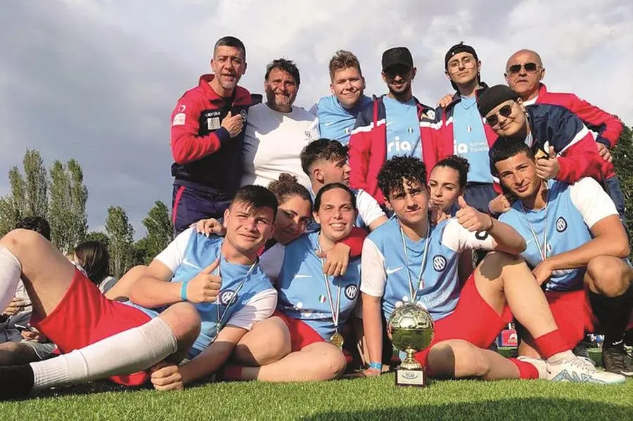 I ragazzi e le ragazze della Sporting Warriors di Palermo, squadra supportata dall\\'Associazione Liberi di crescere, nata nel 1982 per sostenere i piccoli malati di tumore e le loro famiglie