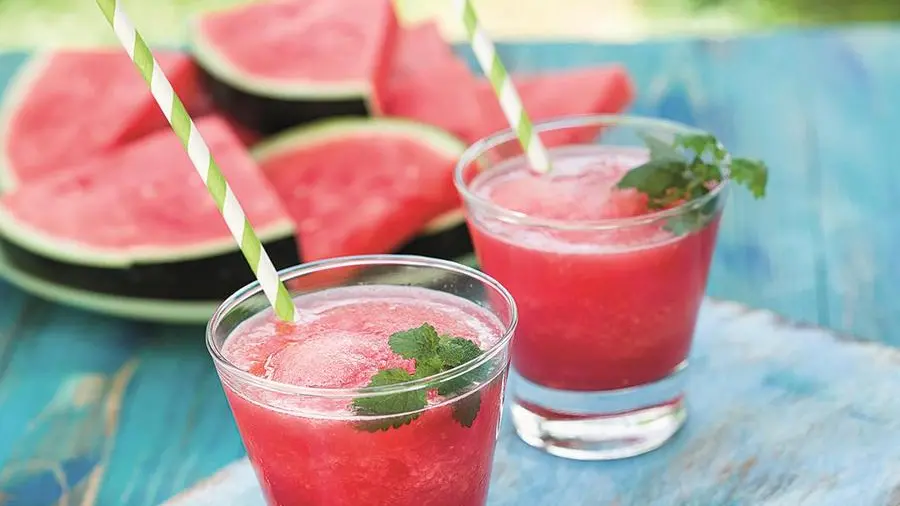 Gazpacho rosso servito con menta e crudités