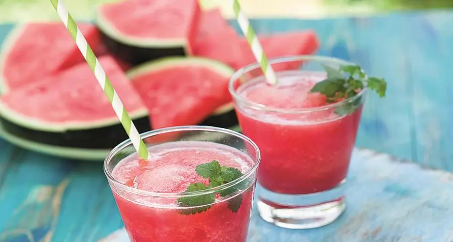 Gazpacho rosso servito con menta e crudités