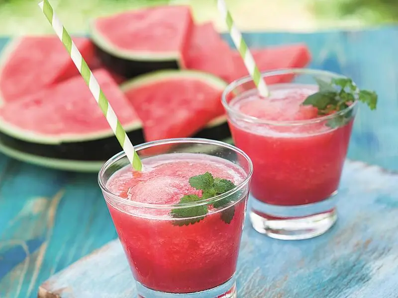 Gazpacho rosso servito con menta e crudités