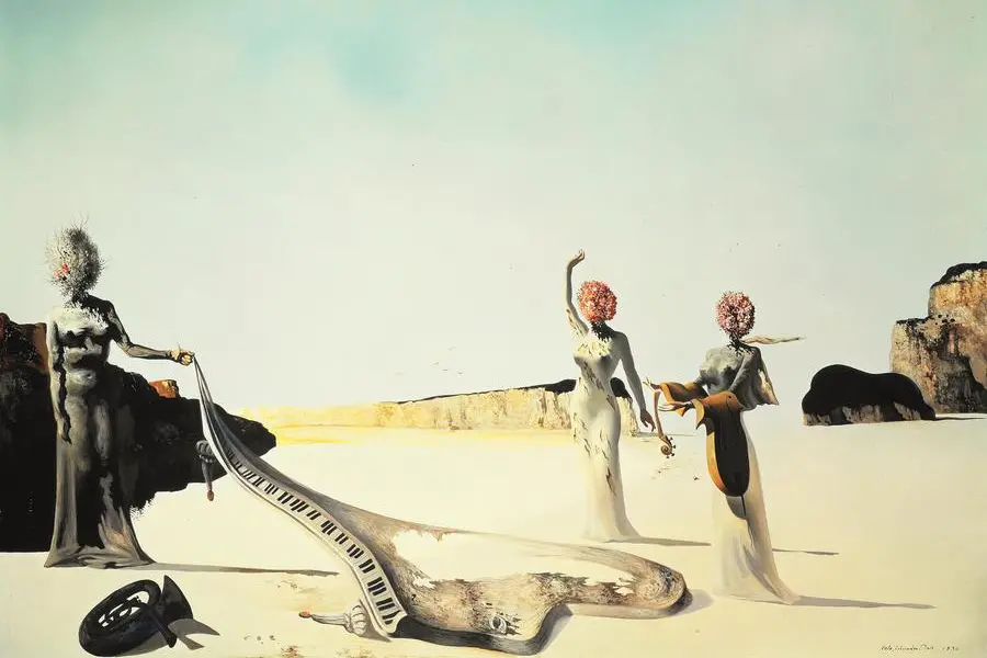 Tre giovani donne surrealiste che tengono in braccio le pelli di un\\'orchestra \\u00E8 il titolo di questo olio su tela del 1936 di Salvador Dal\\u00ED: \\u00E8 una delle opere esposte alla mostra Dal\\u00ED e la moda, dal 24 settembre al 31 gennaio 2027 al Palazzo Reale di Milano.