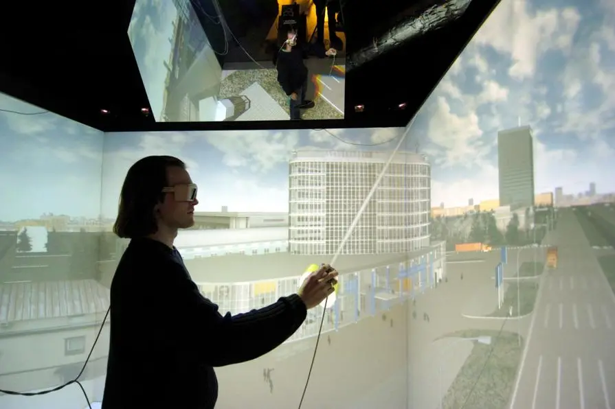 <p>Una paziente nella Cave, la sala virtuale dell&#39;Istituto Auxologico Italiano di Milano</p>\\n