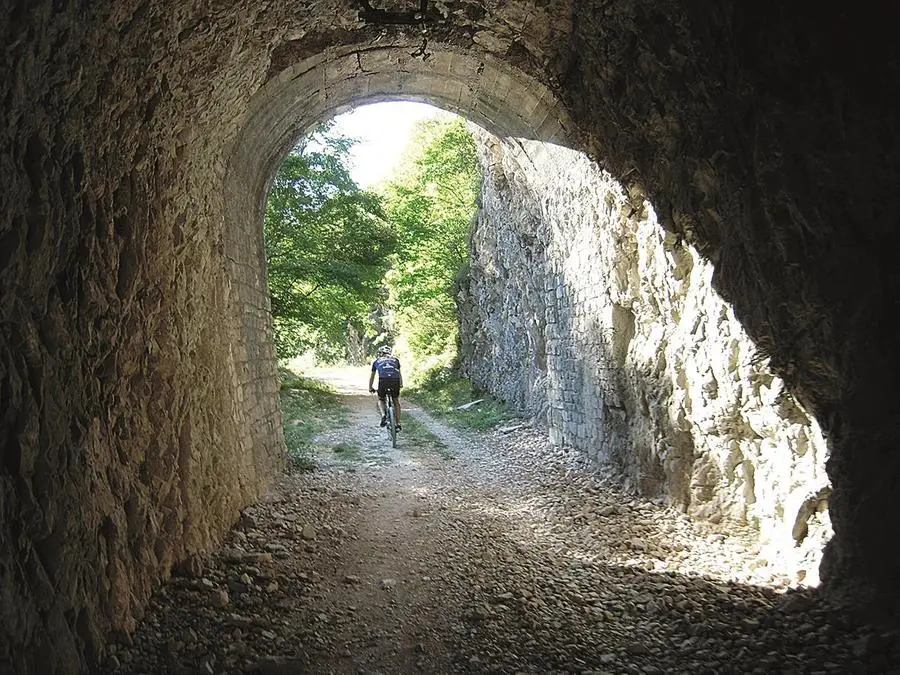Un passaggio lungo la Assisi-Spoleto-cascata delle Marmore