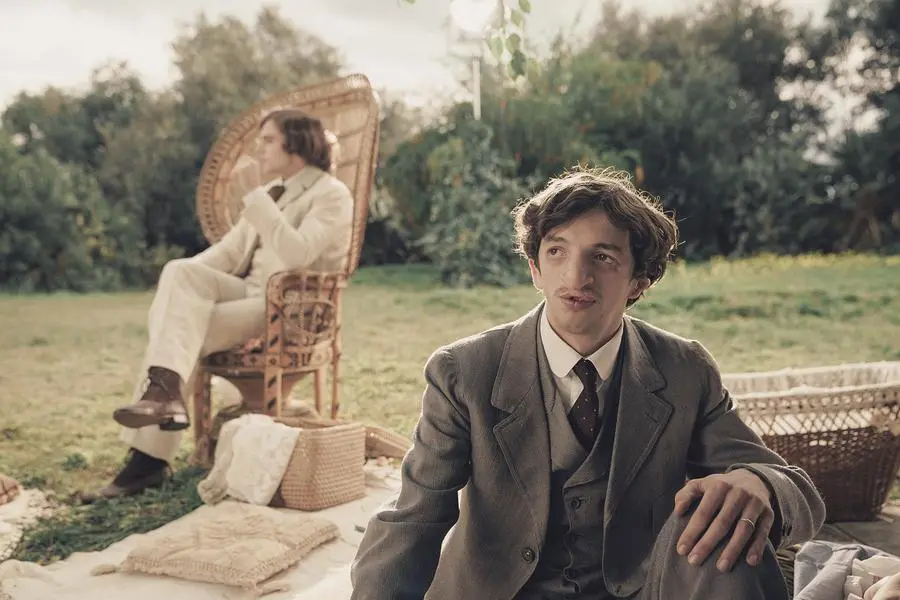 Giovanni Bagnasco in una scena della serie tv di Sky \"L\\u2019arte della gioia\", ispirata dall\\u2019omonimo romanzo di Goliarda Sapienza. L\\u2019attore toscano \\u00E8 affetto dalla sindrome di Treacher Collins, una malattia congenita che colpisce le ossa del viso, la mandibola e gli zigomi che non si sviluppano come dovrebbero. Fin dalla diagnosi prenatale \\u00E8 seguito dal chirurgo maxillo-facciale Domenico Scopelliti, fondatore e presidente di Smile House Fondazione Ets. La foto \\u00E8 di Paolo Ciriello