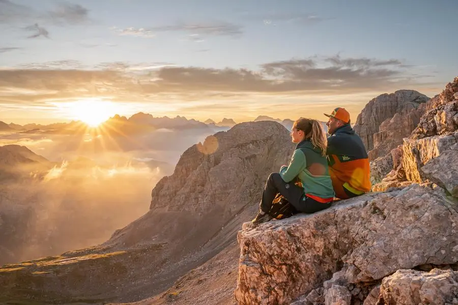 Il sole che fa capolino dietro il gruppo montuoso del Latemar, nella trentina Val di Fiemme. Immergersi nella natura \\u00E8 un\\u2019occasione per trascorrere una vacanza davvero rigenerante (foto di Mattia Rizzi)