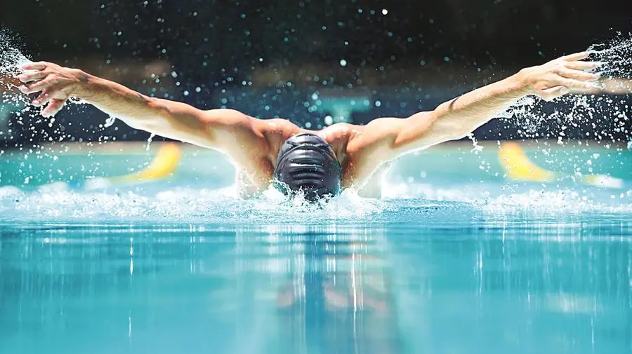 Come difendere pelle e capelli dal cloro della piscina