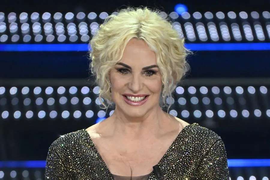 <p>La conduttrice televisiva Antonella Clerici ha dichiarato a <em>BenEssere</em> di aver asportato una formazione ovarica (foto Pool Sanremo 01)</p>\\n