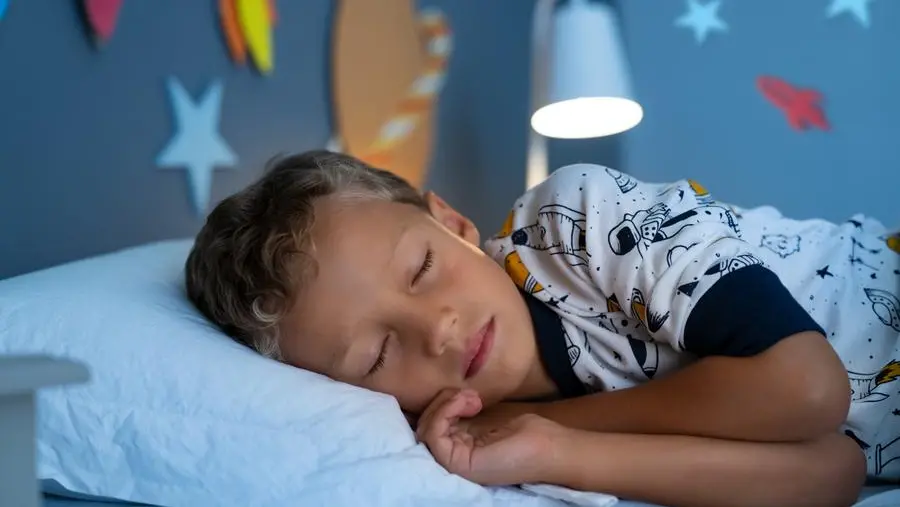 Mio nipote a 13 anni fa la pipì a letto: come si può aiutare?