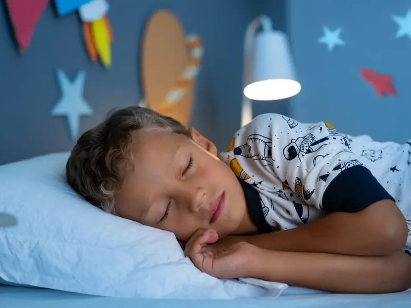 Mio nipote a 13 anni fa la pipì a letto: come si può aiutare?