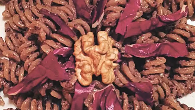Fusilli con pesto di radicchio e noci