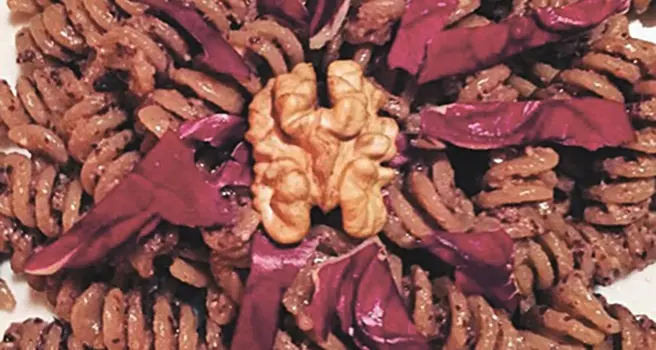Fusilli con pesto di radicchio e noci