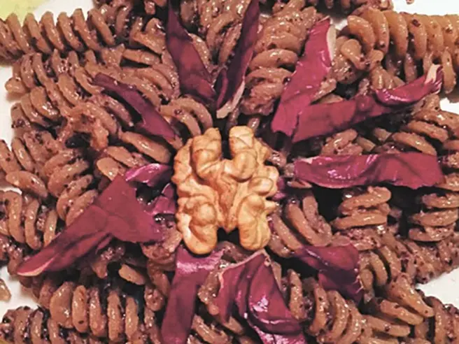 Fusilli con pesto di radicchio e noci