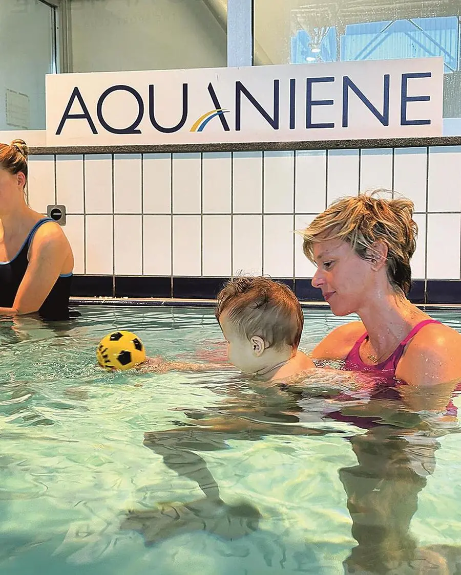 Federica Pellegrini in acqua con la piccola Matilde, nata il 3 gennaio 2024