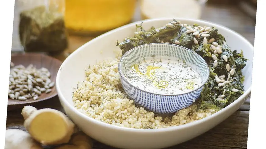 Quinoa in salsa di yogurt con spinaci e semi