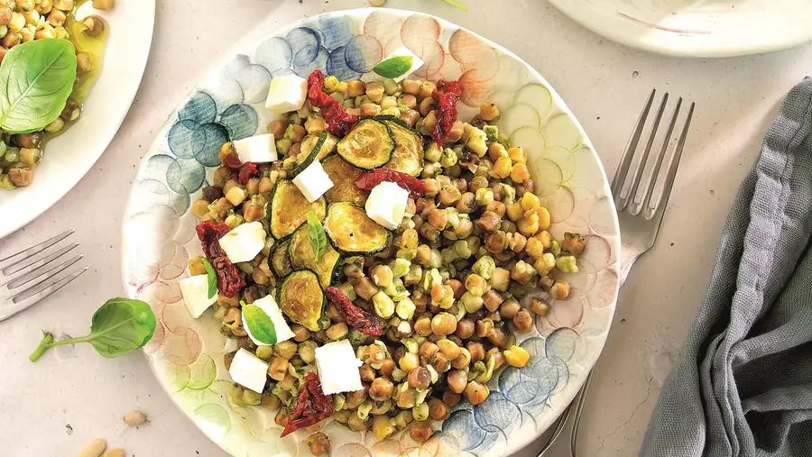 Fregola fredda con pesto di zucchine, olive e primo sale