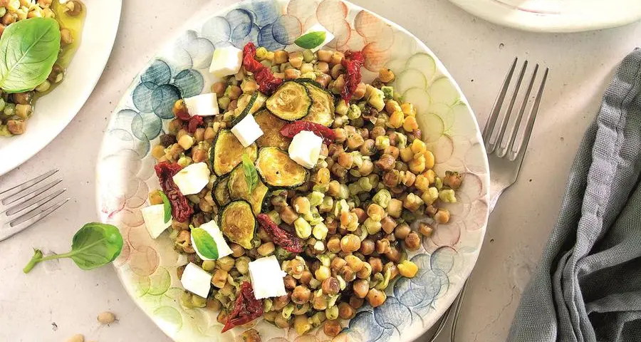 Fregola fredda con pesto di zucchine, olive e primo sale