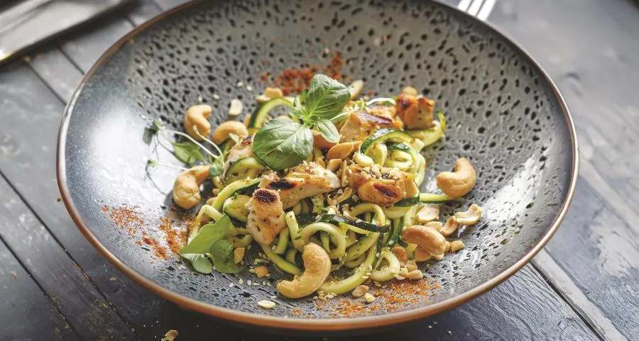 Spaghetti di zucchine con pollo